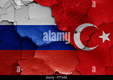 Flagge von Russland und der Türkei auf rissige Wand gemalt Stockfoto