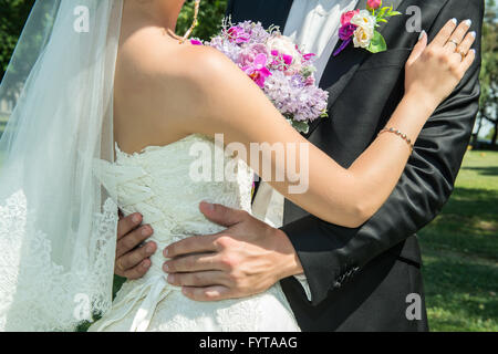 Hochzeit paar Hand in Hand und umarmt Stockfoto