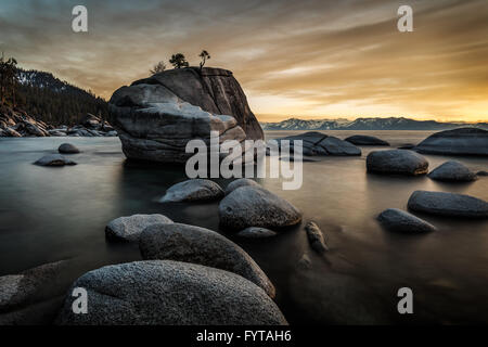 Sonnenuntergang am Bonsai Rock in Lake Tahoe, Nevada. Stockfoto