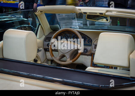 Kabine der grand Tourer Auto Mercedes-Benz SL 500 (R129), 1999. Stockfoto