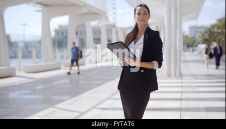 Elegante Geschäftsfrau an einer Strandpromenade Stockfoto