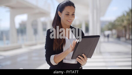 Elegante Geschäftsfrau an einer Strandpromenade Stockfoto