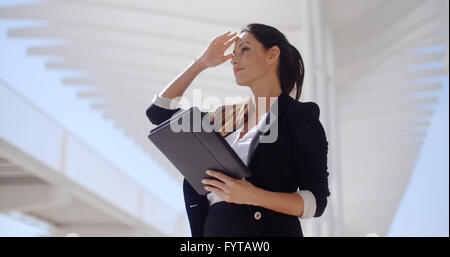 Elegante Geschäftsfrau an einer Strandpromenade Stockfoto