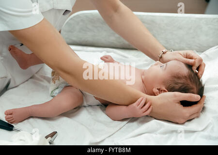 Kinderarzt untersuchen Littlle neugeborenes baby Stockfoto