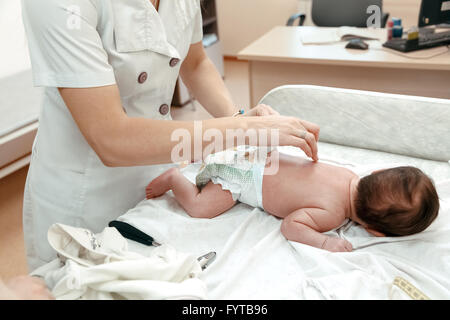 Kinderarzt untersuchen Littlle neugeborenes baby Stockfoto
