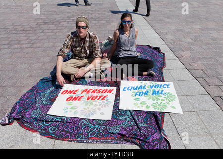 Washington, DC, USA. 11. April 2016. Frühling der Demokratie-Aktivisten protestieren und marschieren auf dem Kapitol über Stimmrechte Stockfoto