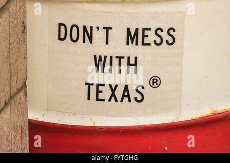 "Nicht Mess with Texas" Zeichen auf Wurf "und" Papierkorb Lauf. Stockfoto