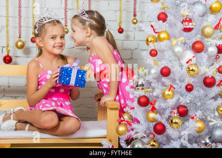 Zwei Mädchen unterhielten sich über den Weihnachtsbaum Stockfoto