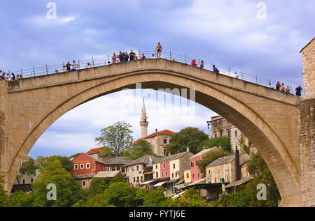 MOSTAR, Bosnien und Herzegowina - SEPTEMBER 05: Springen von der alten Brücke am 5. September 2015 in Mostar, Bosnien und Herzegovi Stockfoto