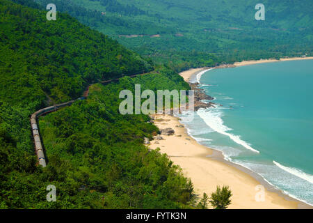 Panorama-Szene, Lang Co Strand, Farbton von Hai Van Bergpass in Da Nang, Vietnam. Beeindruckende Landschaft der Zug am Bahnhof bewegen Stockfoto