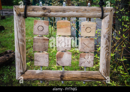 Holz-Spiel Tic-Tac-Toe, Nahaufnahme Stockfoto