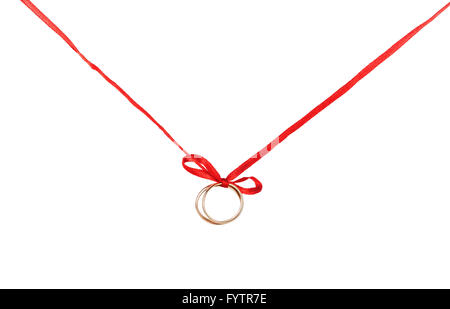 Goldene Ringe auf einem roten Band Stockfoto