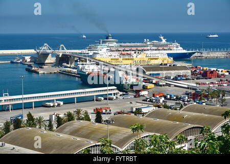 Mit Blick auf den Hafen von Barcelona von der Seilbahn aus gesehen. Barcelona, Katalonien, Spanien, Europa Stockfoto