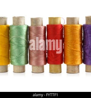 Mehrere Spulen des farbigen Fäden Stockfoto