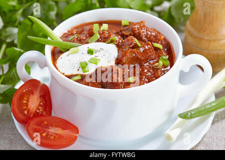Ungarische Küche. Gulasch in eine weiße Terrine serviert Stockfoto