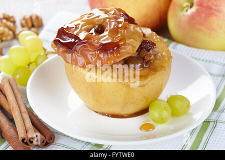 Apfel gebacken mit Honig, Nüssen und Rosinen Stockfoto