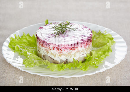 Salat "Hering unter einem Pelz coat'on einem weißen Teller Stockfoto