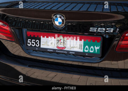 Dubai-Nummernschild gesehen auf einen Mietwagen in Dubai UAE Stockfoto