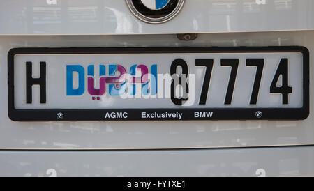 Dubai-Nummernschild gesehen auf einen Mietwagen in Dubai UAE Stockfoto