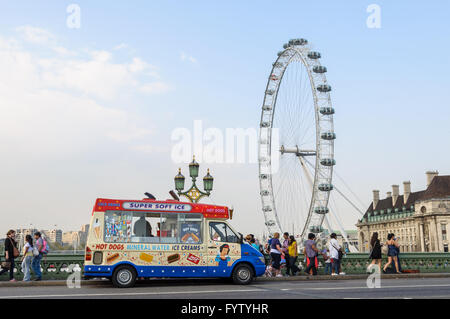 Eiswagen auf Westminster Bridge, London Eye im Hintergrund in London, UK Stockfoto