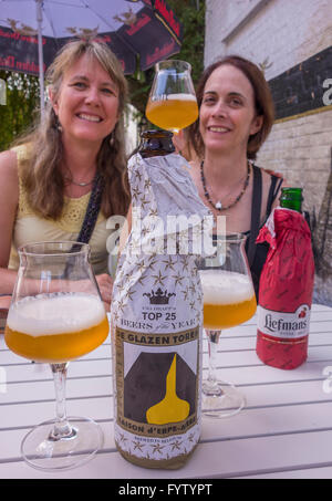 Gent, Belgien - zwei Frauen, die Bier im Café im Freien genießen. Stockfoto