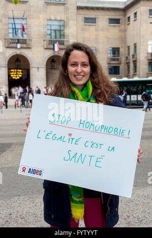 Montreuil, Frankreich, ADJUTANTEN französische NRO, Kampagne gegen Diskriminierung Homophobie, IDAHOT", den Internationalen Tag gegen Homophobie, Transphobia und Biphobia 'LGBT Aktivismus, Französisch Frau mit französischen Protest Poster' Gleichheit ist Gesundheit" Stockfoto