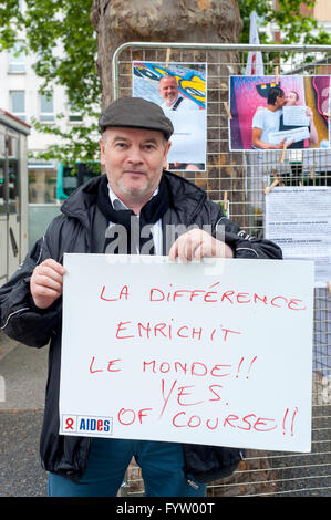 Montreuil, Frankreich, AIDES französische NGO, Kampagne gegen Diskriminierung Homophobie, IDAHOT, "Zum internationalen Tag gegen Homophobie, Transphobie und Biphobia" LGBT-Aktivismus, Senior Mann hält Protest unterschreibt "Unterschiede macht die Welt reicher" Stockfoto