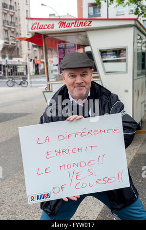 Montreuil, Frankreich, AIDES französische NGO, Kampagne gegen Diskriminierung Homophobie, IDAHOT, "Zum internationalen Tag gegen Homophobie, Transphobie und Biphobia" LGBT-Aktivismus, Senior Mann hält protestieren Zeichen Stockfoto