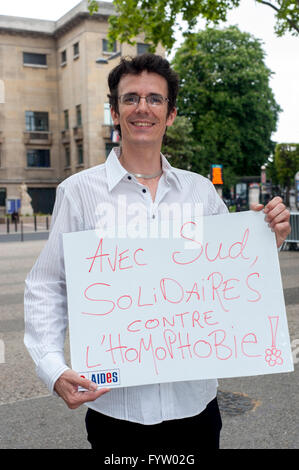 Montreuil, Frankreich, AIDES französische NGO, Kampagne gegen Diskriminierung Homophobie, IDAHOT, "Zum internationalen Tag gegen Homophobie, Transphobie und Biphobia" LGBT-Aktivismus, Mn Holding protestieren Zeichen Stockfoto