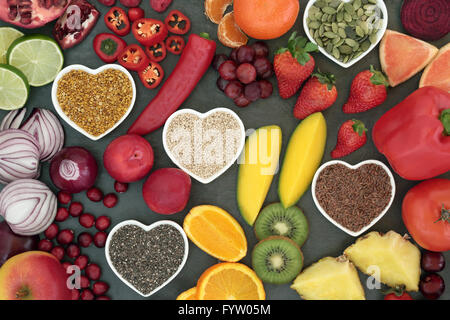 Paleo Diät Gesundheit und super Essen von Obst, Gemüse, Nüssen und Samen in herzförmige Schalen auf Schiefer Hintergrund hoch an vitamin Stockfoto