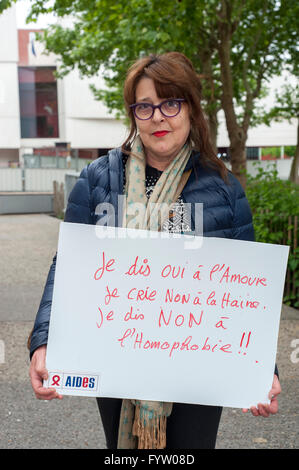 Paris, Frankreich., AIDES französische NGO, Kampagne gegen Diskriminierung Homophobie, IDAHOT, "Zum internationalen Tag gegen Homophobie, Transphobie und Biphobia" LGBT-Aktivismus, Holding protestieren Zeichen "Ich sage ja zur Liebe, Schreie ich nicht zur Homophobie" Stockfoto