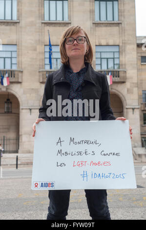 Montreuil, Frankreich, AIDES französische NGO, Kampagne gegen Diskriminierung Homophobie, IDAHOT, "Zum internationalen Tag gegen Homophobie, Transphobie und Biphobia" LGBT-Aktivismus, Frau protestieren Zeichen Stockfoto