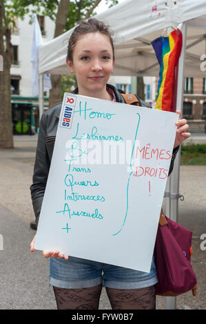 Paris, Frankreich., UNTERSTÜTZUNG der französischen NGO, Kampagne gegen Diskriminierung Homophobie, IDAHOT, „The International Day Against Homophobia, Transphobia and Biophobia“, LGBT-Aktivismus, Teenager mit Protestschildern, Jugendliche und Freiwillige Stockfoto