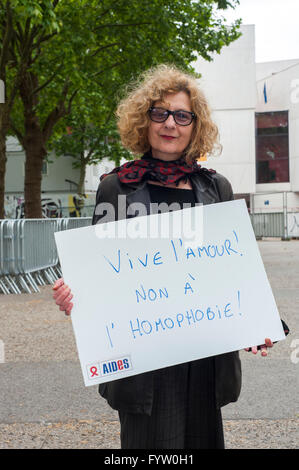 Montreuil, Frankreich, AIDS NGO ADJUTANTEN Französisch Frau mit Protest Zeichen gegen Diskriminierung", den Internationalen Tag gegen Homophobie, und Transphobia IDAHOT Biphobia' Stockfoto