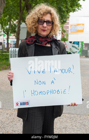 Montreuil, Frankreich, AIDS NGO ADJUTANTEN Frau mit französischen Protest Plakat gegen Diskriminierung", den Internationalen Tag gegen Homophobie, und Transphobia IDAHOT Biphobia", Kampagne für die Gleichstellung homosexueller Stockfoto