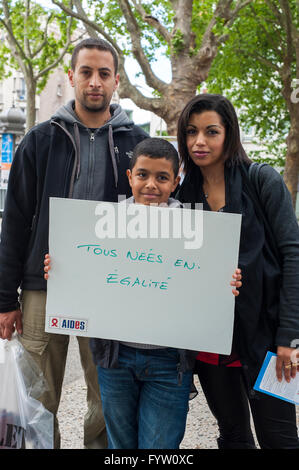 Montreuil, Frankreich, HELFER der französischen NGO, Kampagne gegen Diskriminierung Homophobie, IDAHOT, „der Internationale Tag gegen Homophobie, Transphobie und Biophobie“ HIV-Aktivismus, Arabische Familie hält friedliches Protestzeichen, „Wir sind alle gleich geboren“ Stockfoto