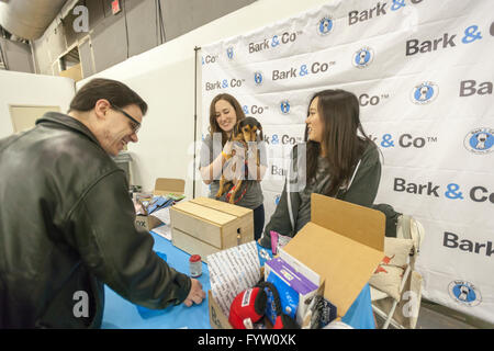 Arbeitnehmer, einschließlich eines Hundes aus Rinde & Co., ein Haustier Abonnement Dienst zu behandeln, sprechen mit einem Besucher bei der TechDay New York Veranstaltung auf Donnerstag, 21. April 2016. Tausende besuchten, um Arbeitsplätze mit der Start-ups und Netzwerk mit Gleichaltrigen zu suchen. TechDay bezeichnet sich selbst als größte Startup-Ereignis der Welt mit über 300 Ausstellern. (© Richard B. Levine) Stockfoto