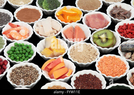 Body-building proteinreichen gesunde Ernährung mit Fleisch und Fisch mit Beilage Pulver, Körner, Samen, Hülsenfrüchte, Obst und Gemüse. Stockfoto