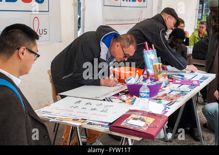 Montreuil, Frankreich, ADJUTANTEN französische NRO, Kampagne gegen Diskriminierung Homophobie, IDAHOT", den Internationalen Tag gegen Homophobie, Transphobia und Biphobia' Gruppe der HIV-Aktivisten im Stall auf der Straße, Community Outreach Program, Kampagne für die Gleichstellung homosexueller Stockfoto