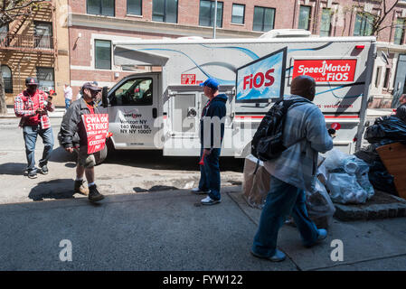 Bewaffnet mit Hörnern und ihre lauten Stimmen auffallend Verizon surround Arbeitnehmer ein Verizon-Service-Fahrzeug in die Hölle Küche Nachbarschaft von New York auf Donnerstag, 21. April 2016. Fast 40.000 Mitglieder des Communications Workers of America und International Brotherhood of Electrical Workers ging in neun Bundesländern und Washington DC über verschiedene Vertragsstreitigkeiten einschließlich Gesundheitsfürsorge und Terminierung Flexibilität. (© Richard B. Levine) Stockfoto