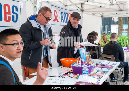 Montreuil, Frankreich, UNTERSTÜTZT französische NGO, Kampagne gegen Diskriminierung Homophobie, IDAHOT, "internationaler Tag gegen Homophobie, Transphobie und Biphobie" multirassische Gruppe von HIV-Aktivisten in Stall on Street, Community Outreach Program, Kampagne für homosexuelle Rechte, Gemeindearbeiter, hiv-Kampagnenepidemie und Pest frankreich Stockfoto