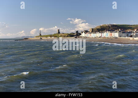 Auf der Suche nach Norden in Richtung Aberystwyth in Cardigan Bay von Tanybwlch Strand am Abend kurz vor Sonnenuntergang, auf der die Burg und Constitution Hill. Stockfoto