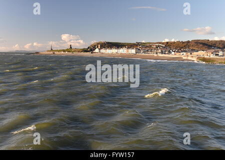 Auf der Suche nach Norden in Richtung Aberystwyth in Cardigan Bay von Tanybwlch Strand am Abend kurz vor Sonnenuntergang, auf der die Burg und Constitution Hill. Stockfoto