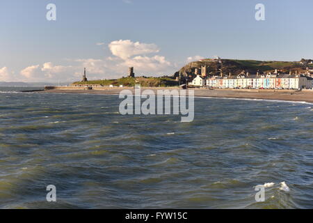 Auf der Suche nach Norden in Richtung Aberystwyth in Cardigan Bay von Tanybwlch Strand am Abend kurz vor Sonnenuntergang, auf der die Burg und Constitution Hill. Stockfoto