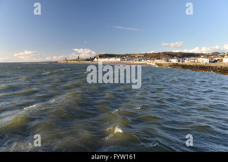 Auf der Suche nach Norden in Richtung Aberystwyth in Cardigan Bay von Tanybwlch Strand am Abend kurz vor Sonnenuntergang, auf der die Burg und Constitution Hill. Stockfoto