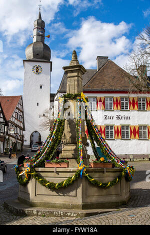 Ostern Tradition, Dekoration der Maximilian-Brunnen in der alten Stadt Arnsberg, Deutschland, mit der Hand bemalte Ostereier Stockfoto