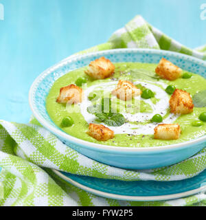 Erbsensuppe mit Minze und geröstetem Brot Stockfoto