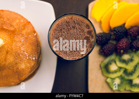 Frühstück mit Obst und Pfannkuchen Stockfoto