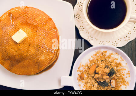 Frühstück mit Obst und Pfannkuchen Stockfoto