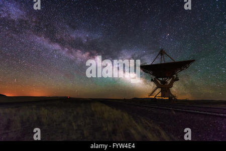 Milchstraße und große Antenne Schüssel am Very Large Array, New Mexico, USA. Leistungsfähiges Teleskop für die Astronomie Suche Stockfoto